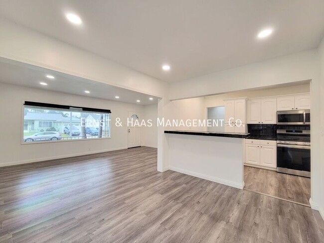 Building Photo - Beautifully Remodeled 3 Bedroom 2 Bath Lak...