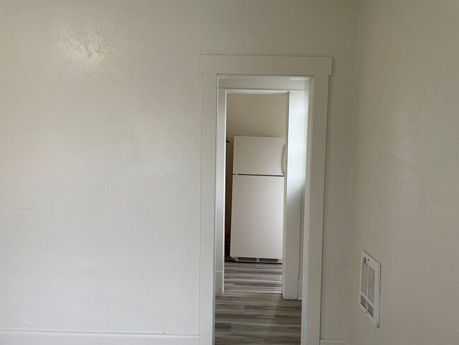 Building Photo - Newly Updated 1 Bedroom 1 Bathroom-Upstair...