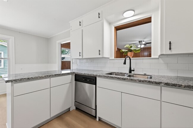 Building Photo - 729 Loggins Dr