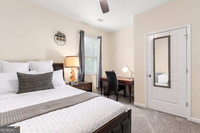 Building Photo - 2896 S Hills