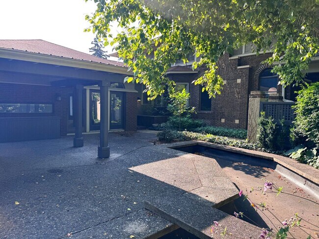 Building Photo - Historical Duplex - Spacious 3 Bedroom, 2.5 Bath Duplex with fenced in private patio.