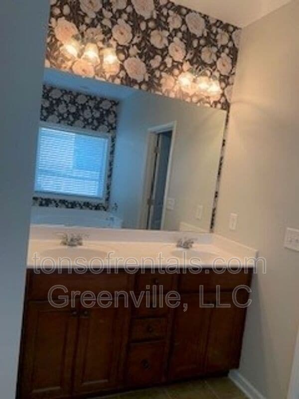 Building Photo - 205 Silver Hawk Dr