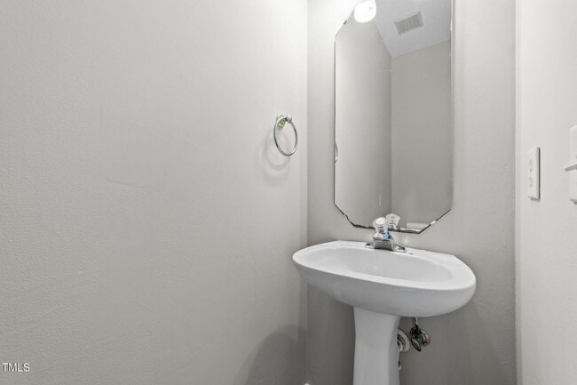 Building Photo - 108 Tarlow Ct