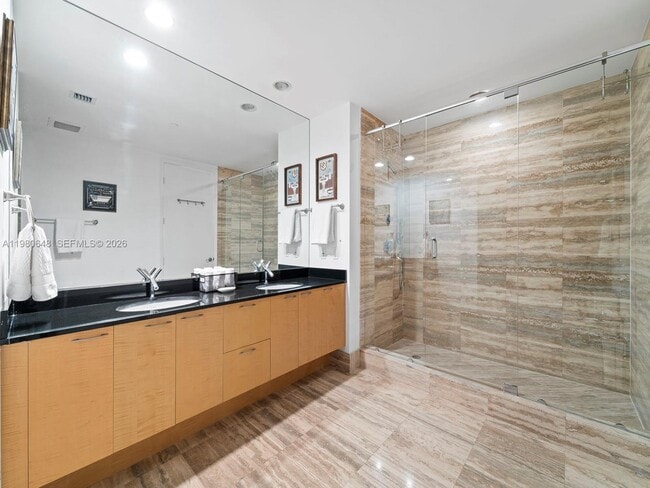 Building Photo - 15901 Collins Ave