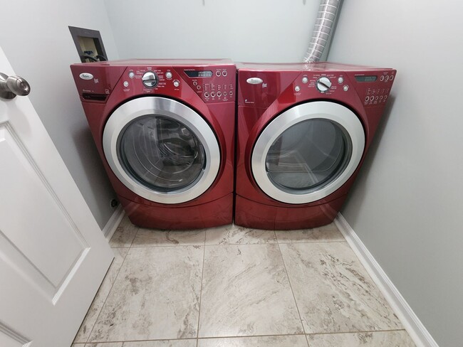 Building Photo - 2-Car Garage + Washer & Dryer + Recently Updated! Available September 3rd!