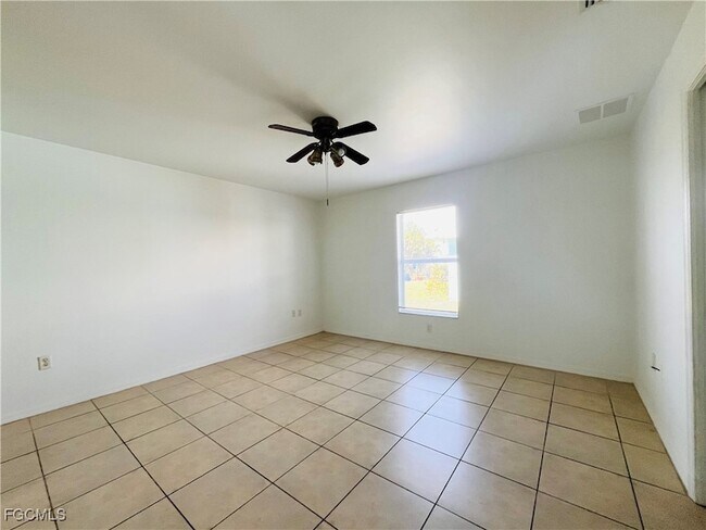 Building Photo - 3018 SE Santa Barbara Pl