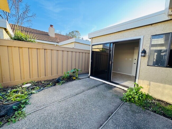 Building Photo - Wonderful, single level townhome w/attached garage available for move-in now!