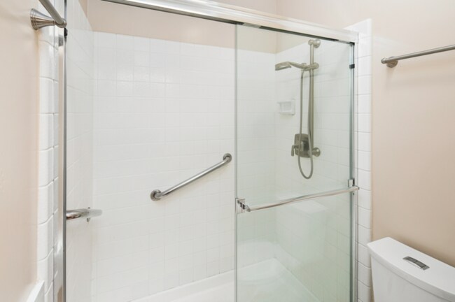Building Photo - Stunning Ocean Beach Top Floor Corner Beac...