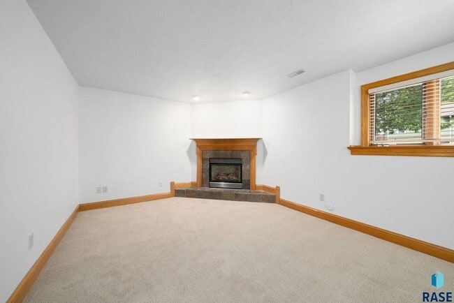 Building Photo - Charming Multi-Level Home! Large Backyard,...