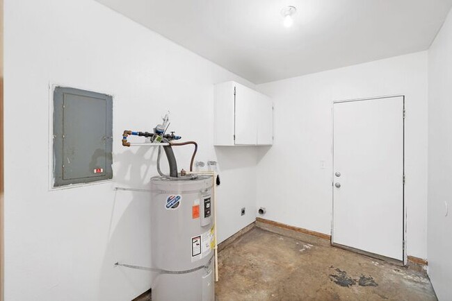 Building Photo - 3 bedroom 1.5 bath townhouse near downtown...