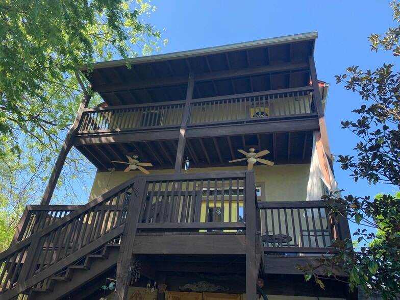 Private top deck. Room for rent. Upstairs. Private room with private bathroom. Austin, Tx 78702 - 905 Prospect Ave