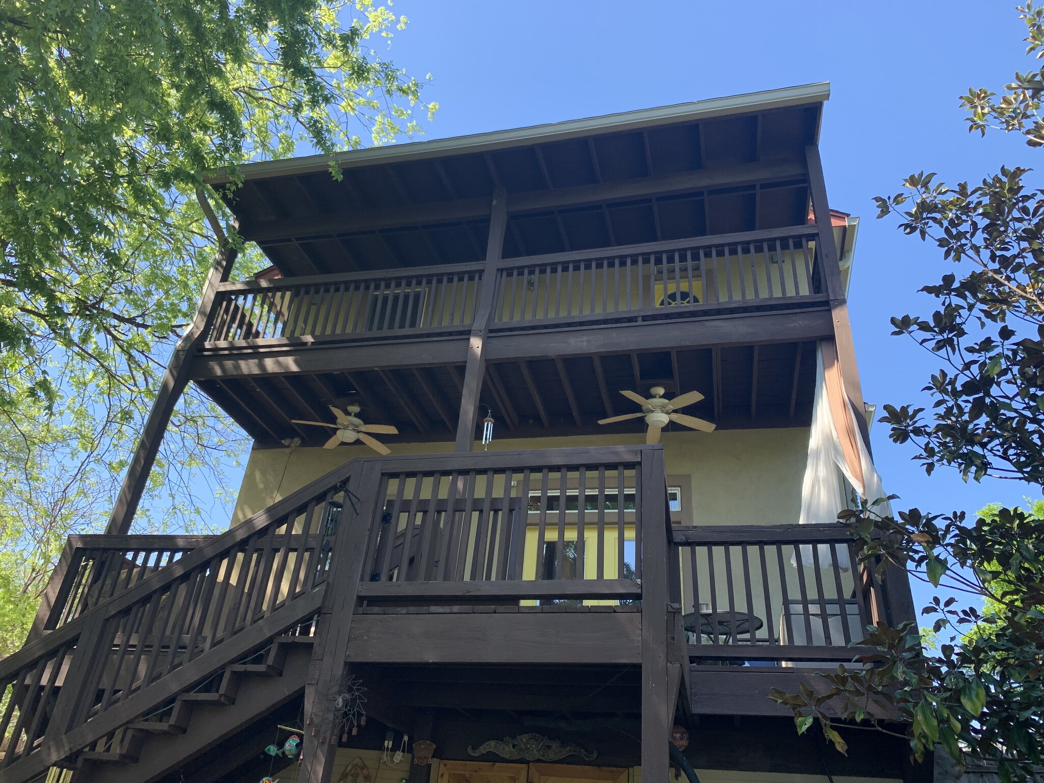 Private top deck. Room for rent. Upstairs. Private room with private bathroom. Austin, Tx 78702 - 905 Prospect Ave