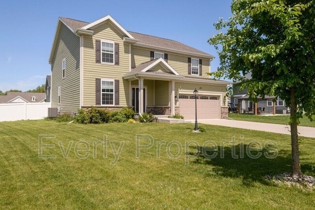 Building Photo - W242N5663 Simona Dr