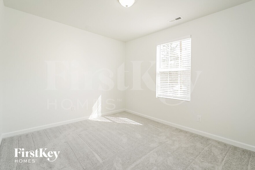 Building Photo - 813 Pine Cir Dr