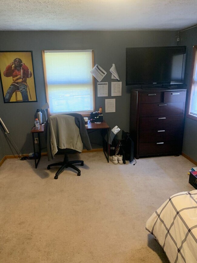 Building Photo - *** AVAILABLE AUGUST 2027 *** 3 Bedroom - 2 Bath Home (Great for a large group!)