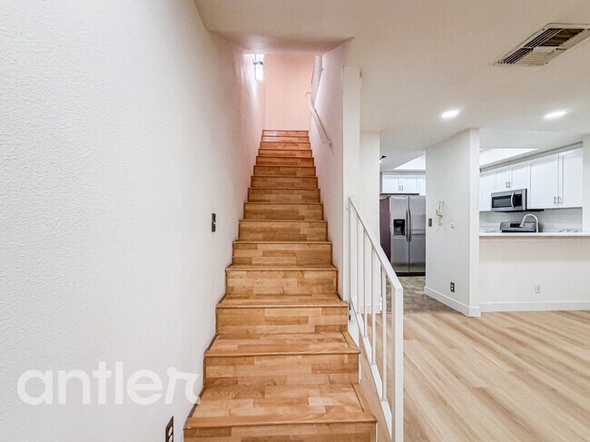 Building Photo - 11933 Goshen Ave