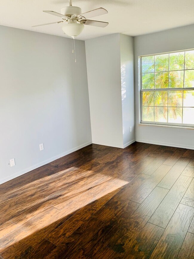 Building Photo - Great location