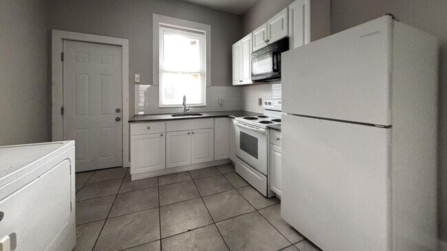 Building Photo - Spacious and Cozy 3-Bedroom Home