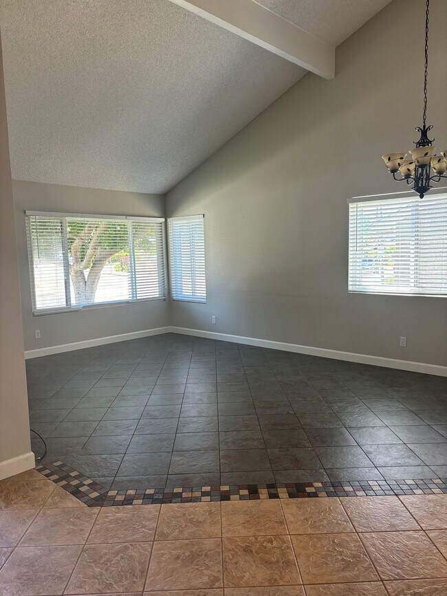 Building Photo - 3 bedroom single story near Lake Blvd