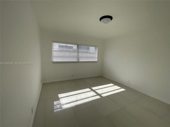 Building Photo - 180 NE 12th Ave