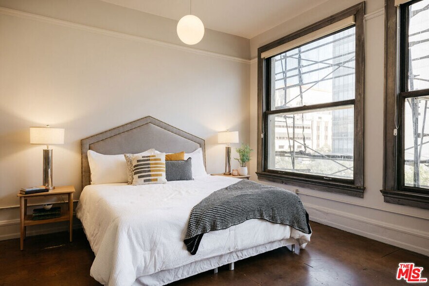 Building Photo - 108 W 2nd St