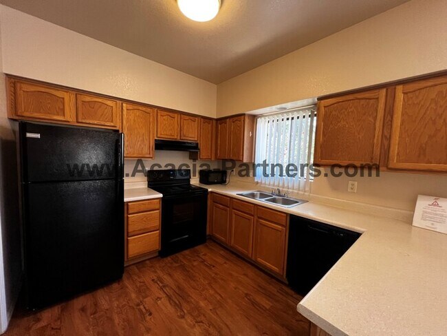 Building Photo - **Gated!!**Two Bedroom Townhome