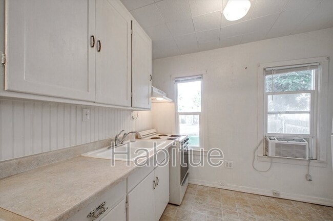 Building Photo - 1405 N 11th St