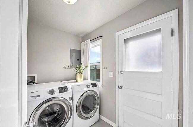 Building Photo - 2bd, 1b Cozy Home awaits in Boise Bench!