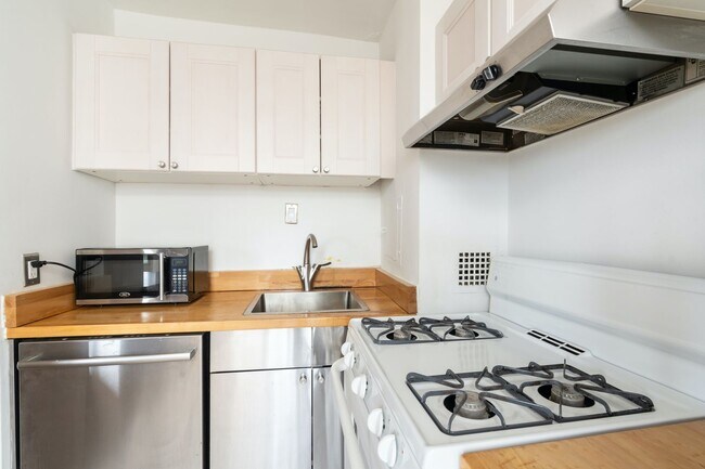 Building Photo - Sunny 2 BR at Claridge House Coop