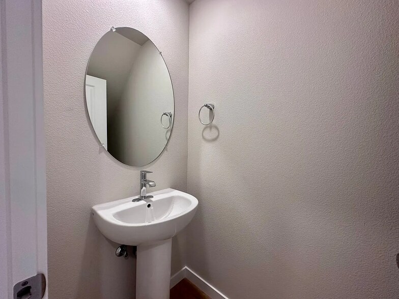 Building Photo - 6532 SE Nasha St