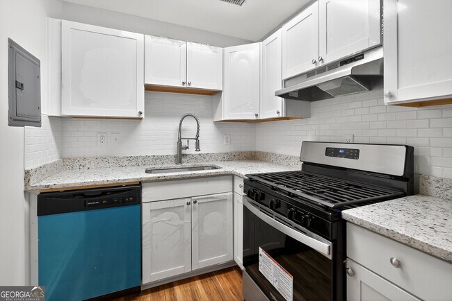 Building Photo - 2510 Peachwood Cir NE