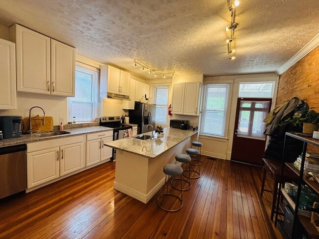 Building Photo - 2 bedroom, 2.5 bathroom brick townhouse