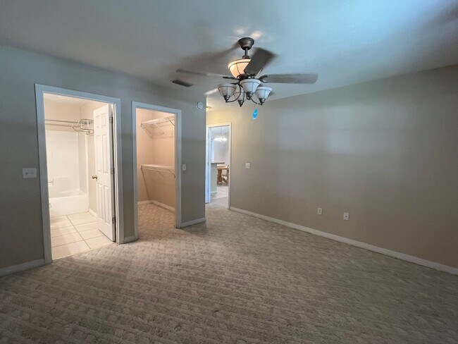Building Photo - Charming 3BR/2BA Home with 2 Car Garage, F...