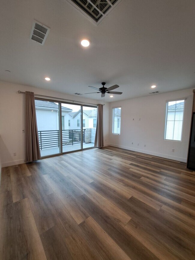 Building Photo - Experience Comfort and Style in This Venet...