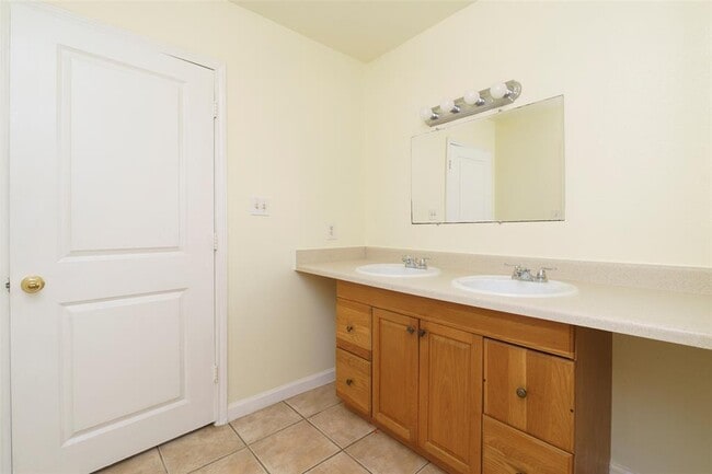 Building Photo - 505 E Applegate Dr