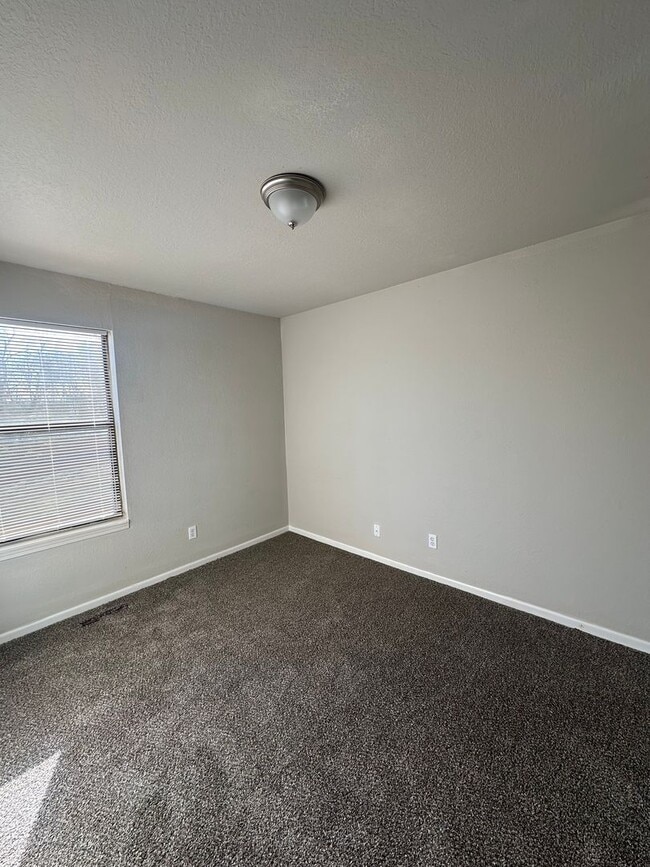 Building Photo - 4212 E 55th St