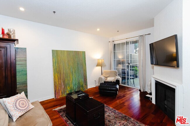 Building Photo - 585 N Rossmore Ave