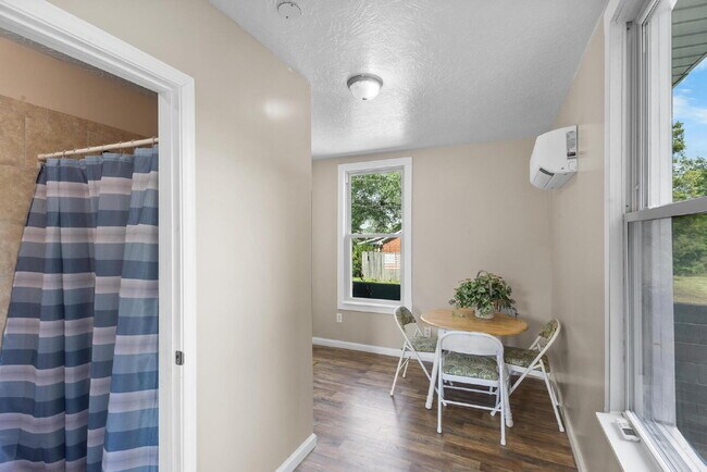 Building Photo - Sweet Cottage, minutes away from the University and Hospitals!