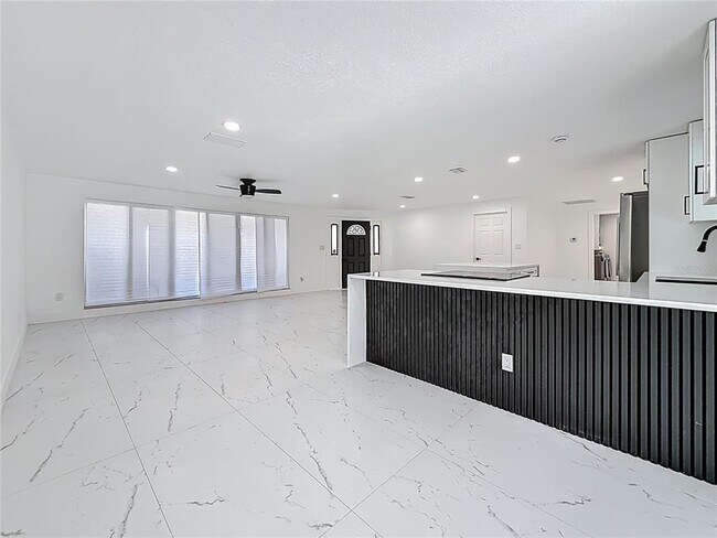 Building Photo - 1900 Sandpiper Dr