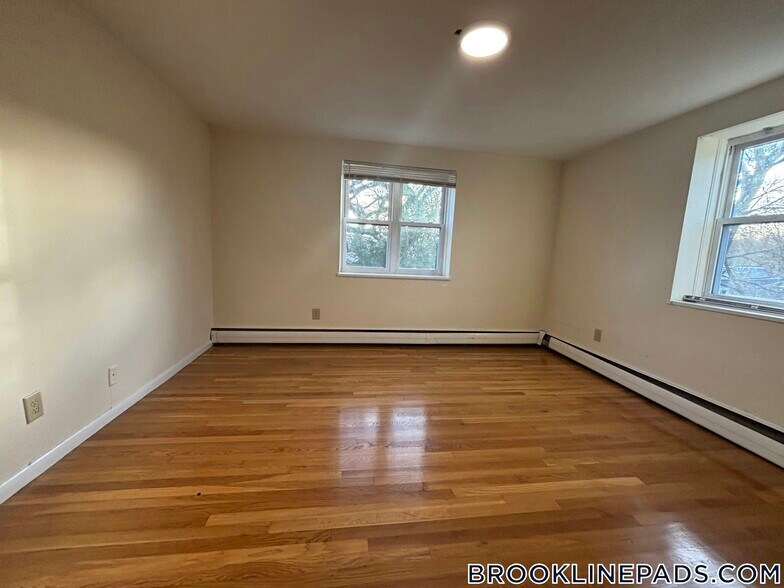 Building Photo - 110 Babcock St