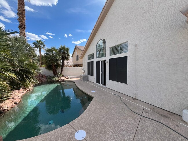 Building Photo - Single story home with pool