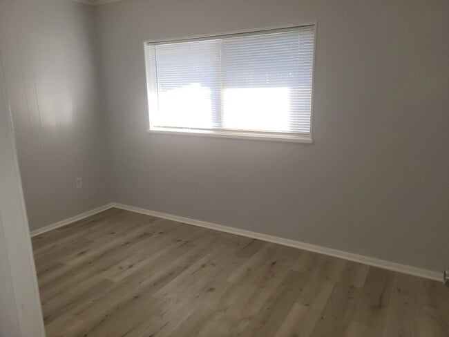 Building Photo - 2 Bedroom, 1 Bath