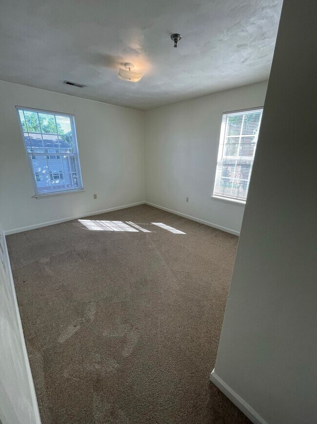 Building Photo - 4 Bedroom 2 Bathroom 2nd Floor