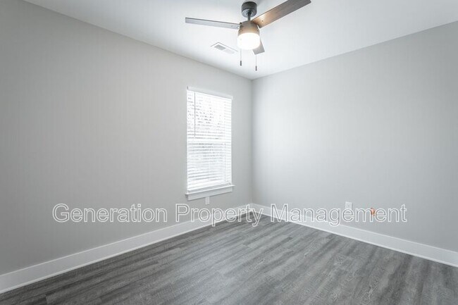 Building Photo - 5 Meadowbrook Dr W