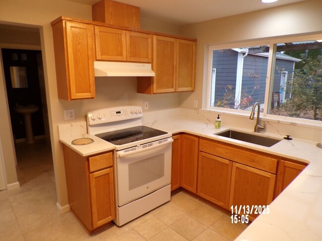 Building Photo - Charming house close to parks