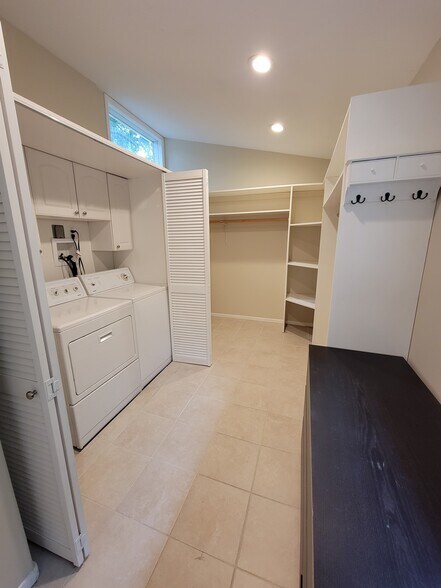 Building Photo - 5011 Lockhaven Ave