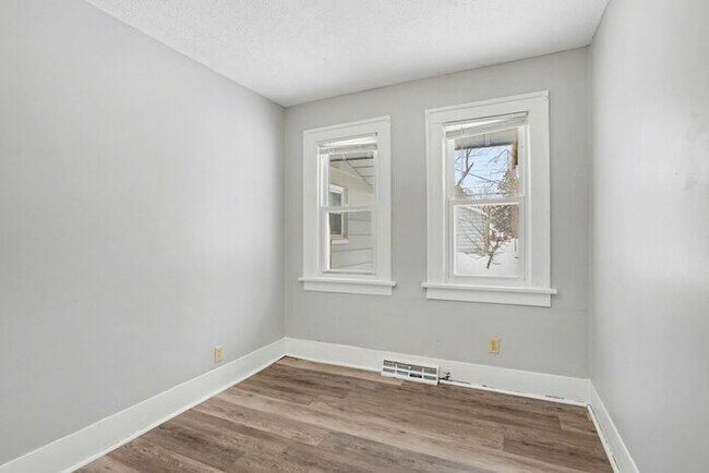 Building Photo - Spacious three-bedroom, one-bath home featuring a functional floor plan, & generous living space