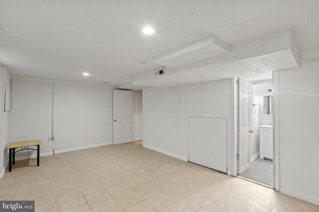 Building Photo - 4816 Woodlawn Dr