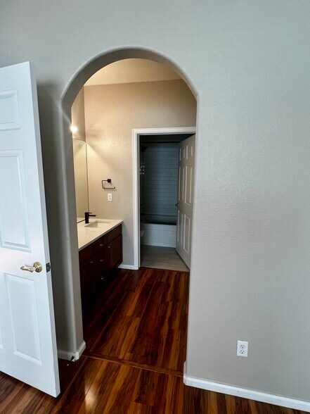 En Suite Vanity & Bath - 8200 E 8th Ave