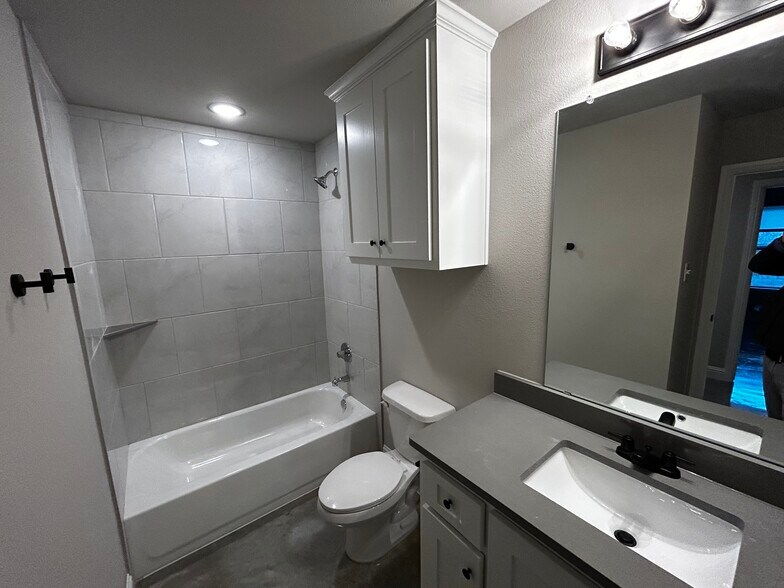 Building Photo - 10032 W Hwy 199